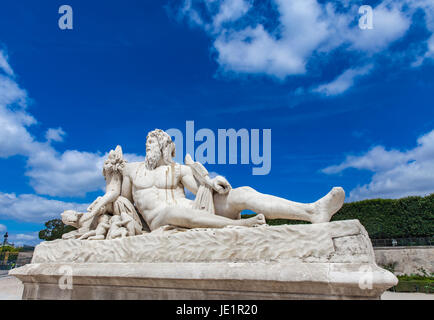 Statue Le Tibre par Pierre Bourdict à partir de 1690 dans le jardin des Tuileries à Paris, France Banque D'Images