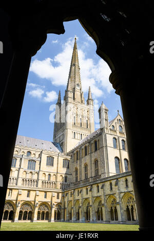 Spire et tour dans le coin du cloître à la cathédrale de l'église chrétienne de la Trinité, à Norwich, en Angleterre, dont la construction a commencé par t Banque D'Images