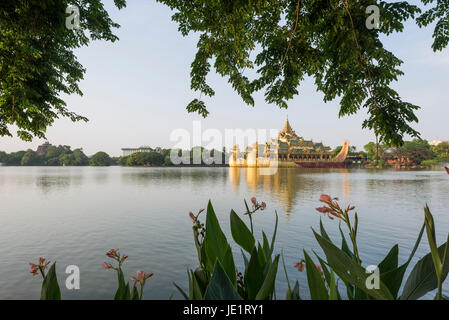 Ou Karaweik Karaweik Hall se trouve sur la rive est du Lac Kandawgyi, Yangon, Birmanie. Banque D'Images