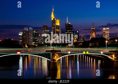 Frankfurter Skyline bei nacht Banque D'Images