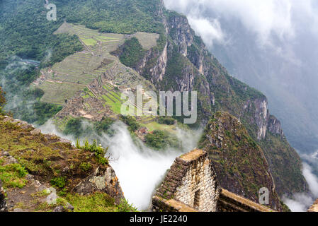 Vue aérienne de Machu Picchu vu depuis le sommet de la montagne de Wayna Picchu Banque D'Images