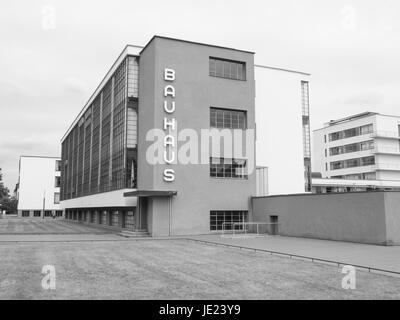 DESSAU, ALLEMAGNE - 13 juin 2014 : l'école d'art Bauhaus emblématique bâtiment conçu par l'architecte Walter Gropius en 1925 est un chef-d'inscrites de l'architecture moderne Banque D'Images