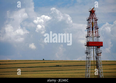 Tourné en couleur d'un forage de gaz de schiste sur un terrain. Banque D'Images