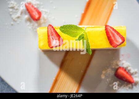 Cheesecake à la fraise et menthe Banque D'Images