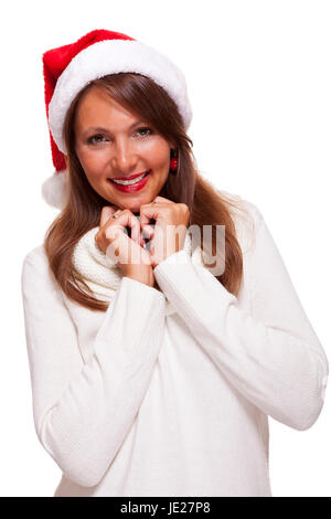 Eine Attraktive Frau trägt und Kuschelt festliche rote Weihnachtsmütze Rollkragenpullover zweigniederlassungen in einen mit einem charmanten freundliches Lächeln, isoliert auf weiß Banque D'Images