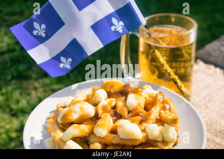 La poutine du Québec classique avec frites, sauce, fromage en grains et Banque D'Images