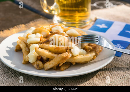 La poutine du Québec classique avec frites, sauce, fromage en grains et Banque D'Images