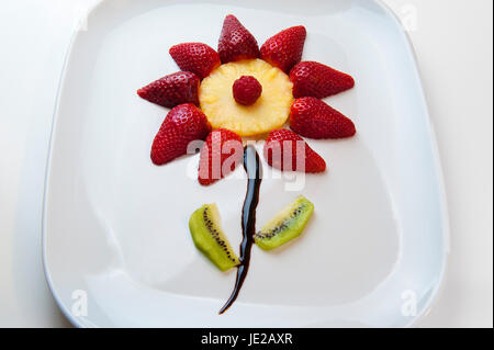 Une fleur fait ​​With fruits et chocolat Banque D'Images