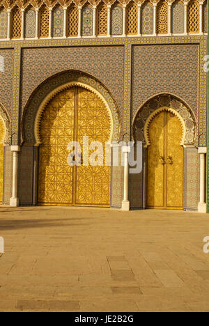 Gros plan du laiton orné de carreaux et 3 portes à Palais Royal de Fès, Maroc Banque D'Images