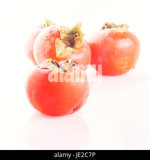 Fruits du plaqueminier isolated over white, trois à l'arrière de flou artistique Banque D'Images