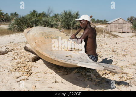 Boat Builder et son pirogue, Morondava, Madagascar Banque D'Images