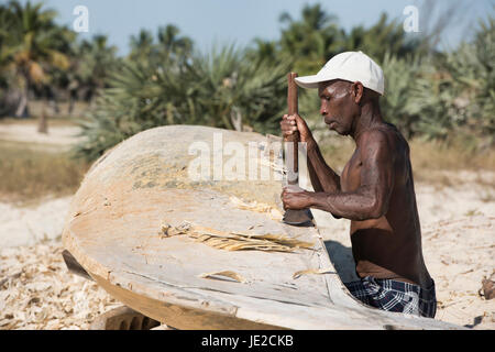 Boat Builder et son pirogue, Morondava, Madagascar Banque D'Images