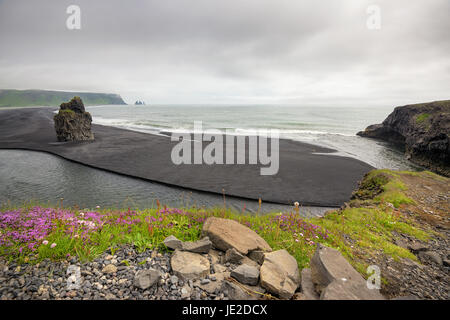 Belle vue de Dyrholavegur, de plage de sable volcanique noir à Vik, Islande Banque D'Images