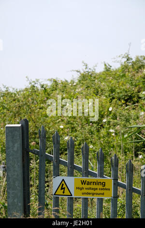 17 juin 2017 - haute tension Avertissement Avertissement sur une palissade métallique clôture. Banque D'Images