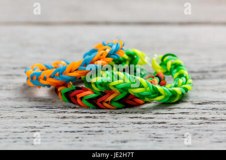 Loom bands bracelet sur fond de bois Banque D'Images