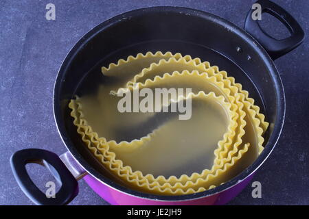 La cuisine végétarienne en rouleaux de lasagne aux champignons, paprika, olives, sauce tomate. La cuisson des feuilles de lasagne dans un pot. Alimentation saine. La nourriture végétarienne. Ste Banque D'Images