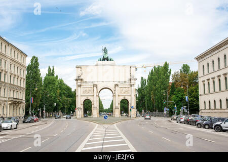 MUNICH, ALLEMAGNE - le 25 août : la Siegestor (Porte de la Victoire) à Munich, Allemagne le 25 août 2014. À l'origine dédiée à la gloire de l'armée il est maintenant un rappel pour la paix. Foto pris à partir de la Ludwigstrasse. Banque D'Images