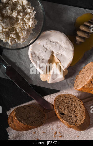 Fromage Brie au miel et du pain sur l'arrière-plan à la verticale Banque D'Images