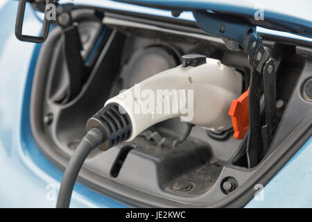 La recharge d'une voiture électrique bleu closeup Banque D'Images