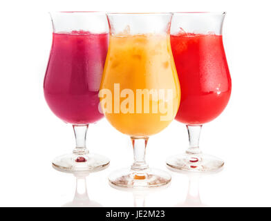 Close up saveur variées délicieuses boissons froides sur verre avec de la glace. Isolé sur fond blanc. Banque D'Images