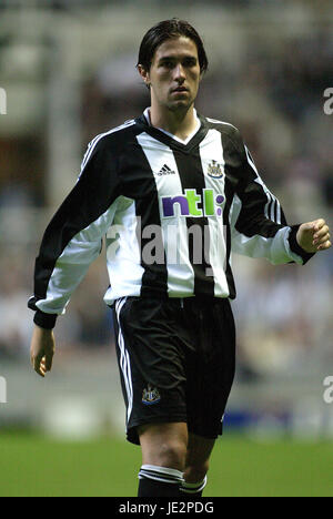 HUGO VIANA NEWCASTLE UNITED FC ST JAMES PARK NEWCASTLE ANGLETERRE 07 Août 2002 Banque D'Images