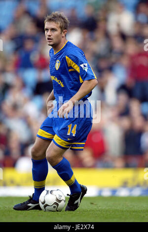 STEPHEN MCPHAIL LEEDS UNITED FC VILLA PARK BIRMINGHAM 06 Octobre 2002 Banque D'Images