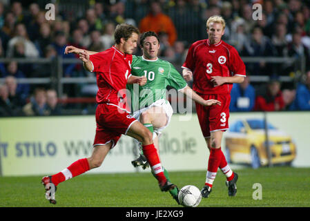 ROBBIE KEANE & PATRICK MULLER REP D'IRLANDE V SUISSE LANSDOWNE ROAD DUBLIN 16 Octobre 2002 Banque D'Images