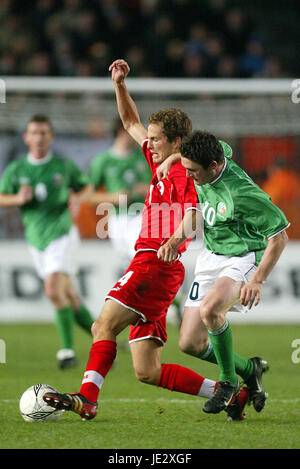 ROBBIE KEANE & PATRICK MULLER REP D'IRLANDE V SUISSE LANSDOWNE ROAD DUBLIN 16 Octobre 2002 Banque D'Images