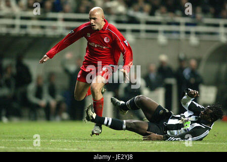 MASSIMO MACCARONE & BERNARD NEWCASTLE UTD V MIDDLESBROUGH ST JAMES PARK NEWCASTLE 04 Novembre 2002 Banque D'Images