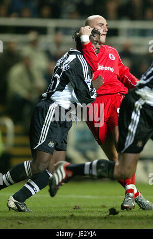 MASSIMO MACCARONE & BERNARD NEWCASTLE UTD V MIDDLESBROUGH ST JAMES PARK NEWCASTLE 04 Novembre 2002 Banque D'Images