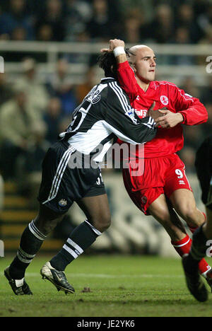 MASSIMO MACCARONE & BERNARD NEWCASTLE UTD V MIDDLESBROUGH.ST JAMES PARK NEWCASTLE 04 Novembre 2002 Banque D'Images