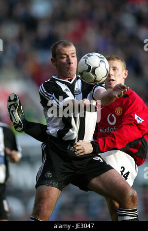 ALAN SHEARER ET JOHN O'Shea MANCHESTER UNITED V NEWCASTLE OLD TRAFFORD MANCHESTER EN ANGLETERRE 23 Novembre 2002 Banque D'Images