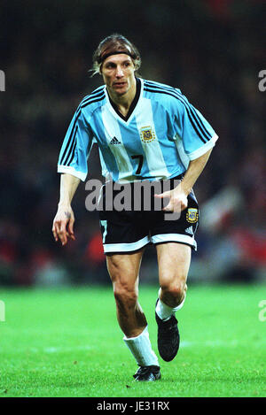 CLAUDIO CANIGGIA ARGENTINE & Glasgow Rangers FC MILLENNIUM STADIUM Cardiff au Pays de Galles 13 Février 2002 Banque D'Images