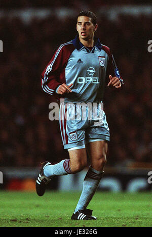 CLAUDIO PIZARRO FC Bayern Munchen Old Trafford MANCHESTER 13 Mars 2002 Banque D'Images