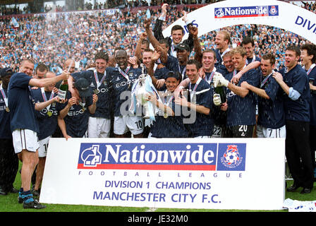 DIV1 Manchester City Manchester City FC CHAMPIONS MAIN ROAD MANCHESTER 21 Avril 2002 Banque D'Images