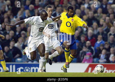 THIERRY HENRY & Zoumana Camara LEEDS UNITED V ARSENAL FC ELLAND ROAD LEEDS ANGLETERRE 01 Novembre 2003 Banque D'Images