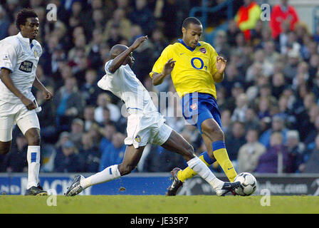 THIERRY HENRY & Zoumana Camara LEEDS UNITED V ARSENAL FC ELLAND ROAD LEEDS ANGLETERRE 01 Novembre 2003 Banque D'Images