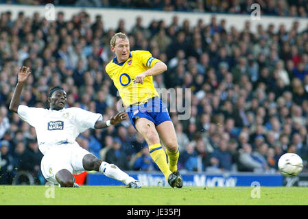 LAMINE SAKHO ET RAY PARLOUR LEEDS UNITED V ARSENAL FC ELLAND ROAD LEEDS ANGLETERRE 01 Novembre 2003 Banque D'Images