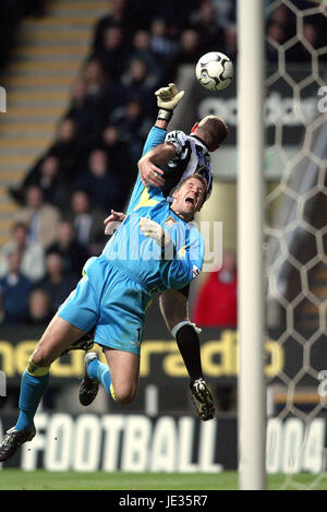 THOMAS SORENSEN & ALAN SHEARER NEWCASTLE CONFIRME UNITED V ASTON VILLA ST JAMES PARK NEWCASTLE ANGLETERRE 01 Novembre 2003 Banque D'Images