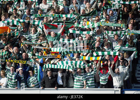 CELTIC FANS CÉLÉBRER V Glasgow Rangers FC CELTIC GLASGOW ECOSSE STADE IBROX 04 Octobre 2003 Banque D'Images