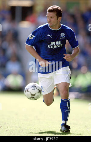 TOMASZ RADZINSKI FC Everton GOODISON PARK LIVERPOOL ANGLETERRE 30 Août 2003 Banque D'Images
