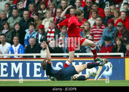 JUNINHO et Ray Parlour ARSENAL V MIDDLESBROUGH MIDDLESBROUGH ANGLETERRE RIVERSIDE 19 Avril 2003 Banque D'Images