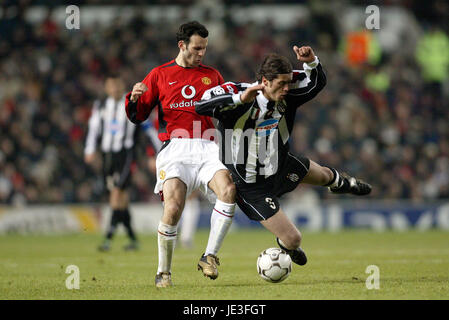 RYAN GIGGS ALISIO TACCHINARDI JUVENTUS V MANCHESTER UNITED OLD TRAFFORD MANCESTER 19 Février 2003 Banque D'Images