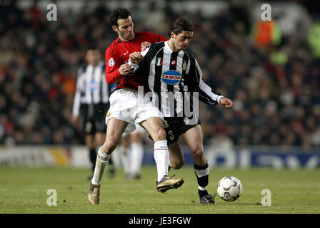 RYAN GIGGS ALISIO TACCHINARDI JUVENTUS V MANCHESTER UNITED OLD TRAFFORD MANCESTER 19 Février 2003 Banque D'Images