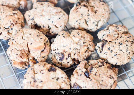 Les cookies de céréales Gros plan sur un rack de refroidissement, stock photo Banque D'Images