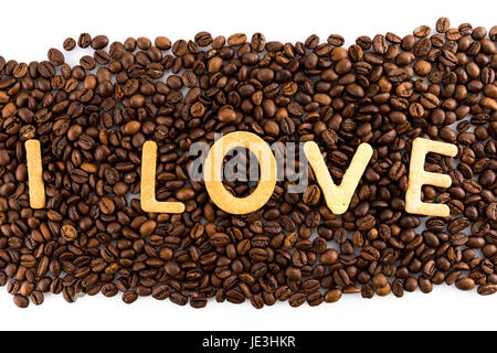 Les grains de café avec des petits gâteaux en forme de l'amour mot isolated on white Banque D'Images
