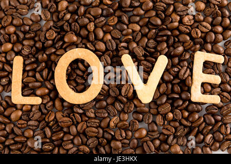 Les grains de café avec des petits gâteaux en forme de mot d'amour Banque D'Images