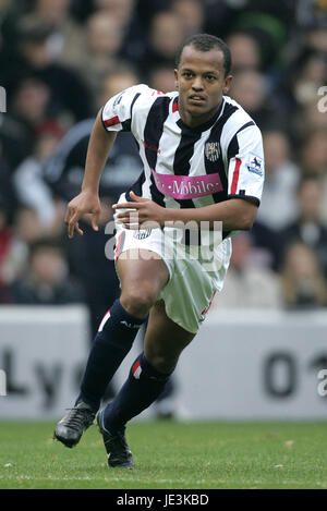 ROBERT EARNSHAW West Bromwich Albion FC THE HAWTHORNS WEST BROMWICH ANGLETERRE 30 Octobre 2004 Banque D'Images