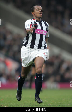 ROBERT EARNSHAW West Bromwich Albion FC THE HAWTHORNS WEST BROMWICH ANGLETERRE 30 Octobre 2004 Banque D'Images