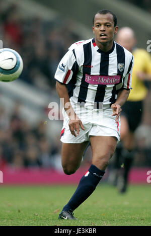 ROBERT EARNSHAW West Bromwich Albion FC THE HAWTHORNS WEST BROMWICH ANGLETERRE 30 Octobre 2004 Banque D'Images